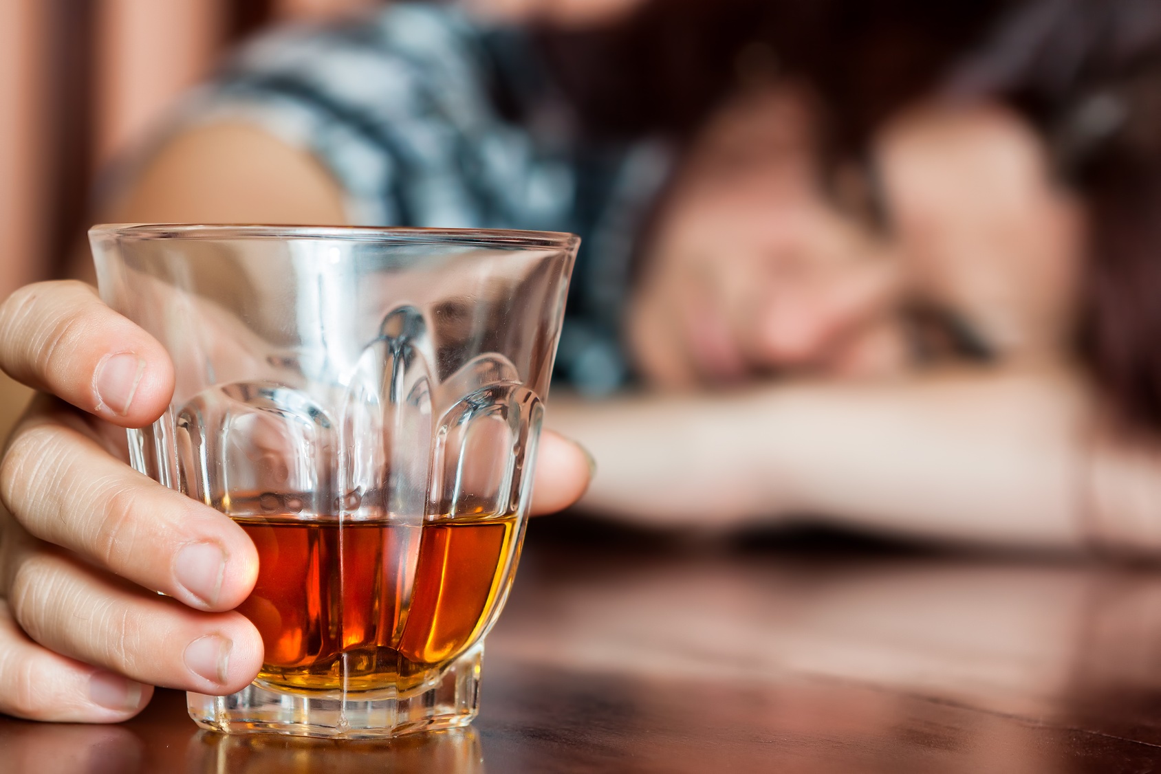 how to help someone who has alcohol poisoning
