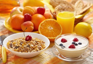 Полезный завтрак, диетическое питание, здоровый завтрак, цельнозерновой хлеб, минеральные вещества, натуральный йогурт