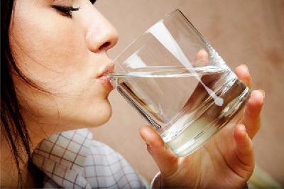 Диетологи утверждают, что запивать пищу очень вредно
